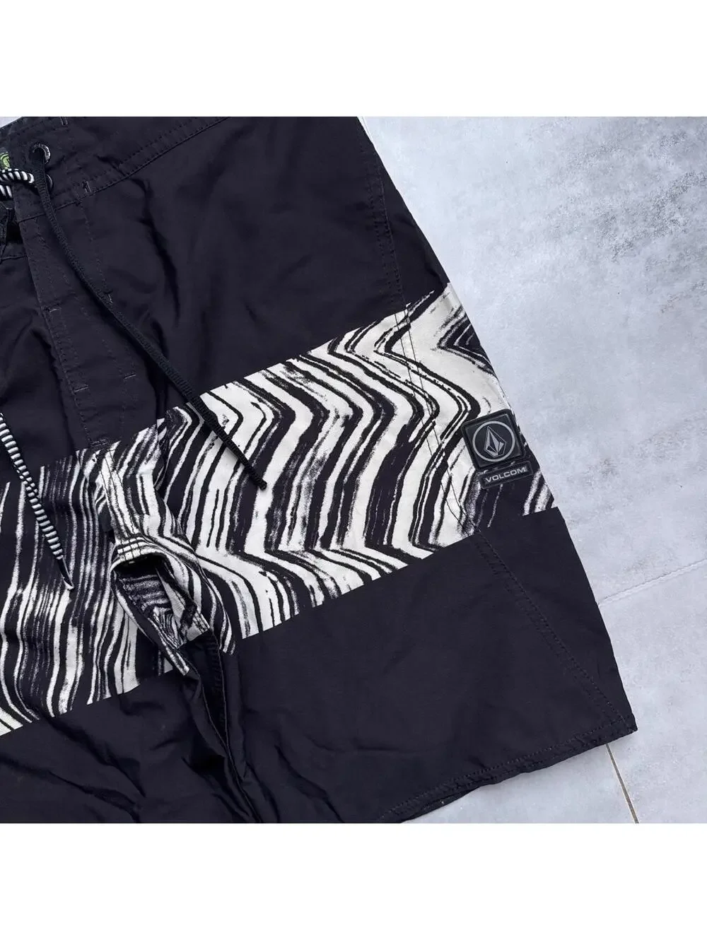 Y2K Volcom 00s black & white board surf shorts